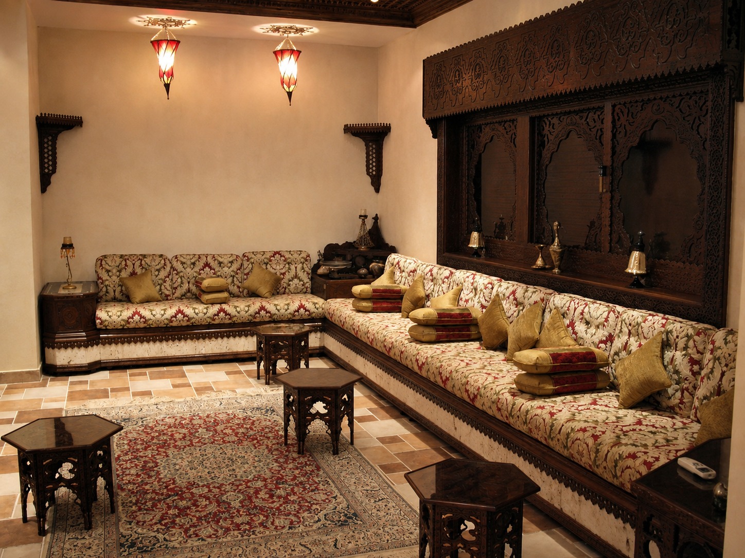 Majlis, woodwork and complete furnishing — image 10