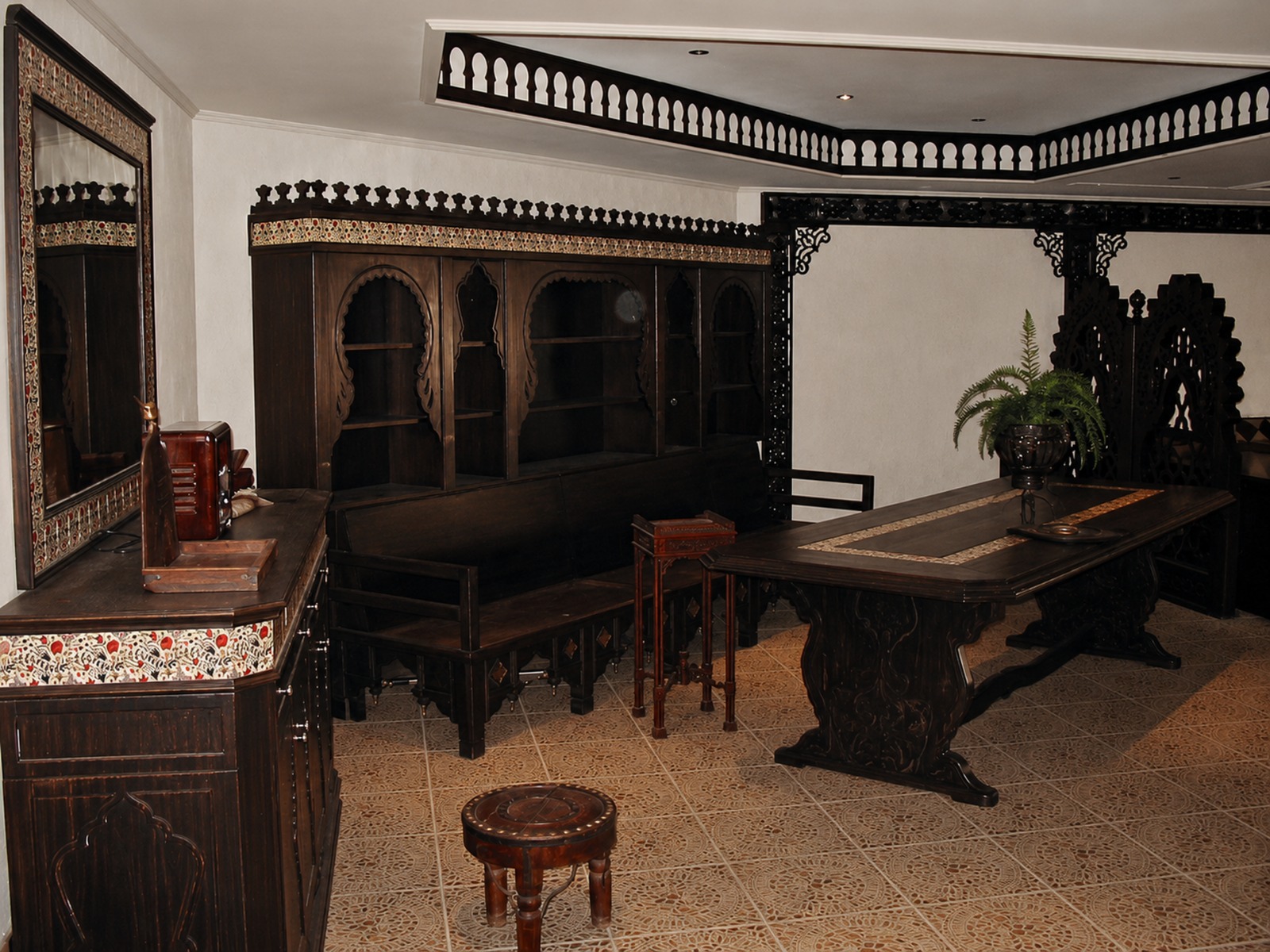 Majlis, woodwork and complete furnishing — image 5