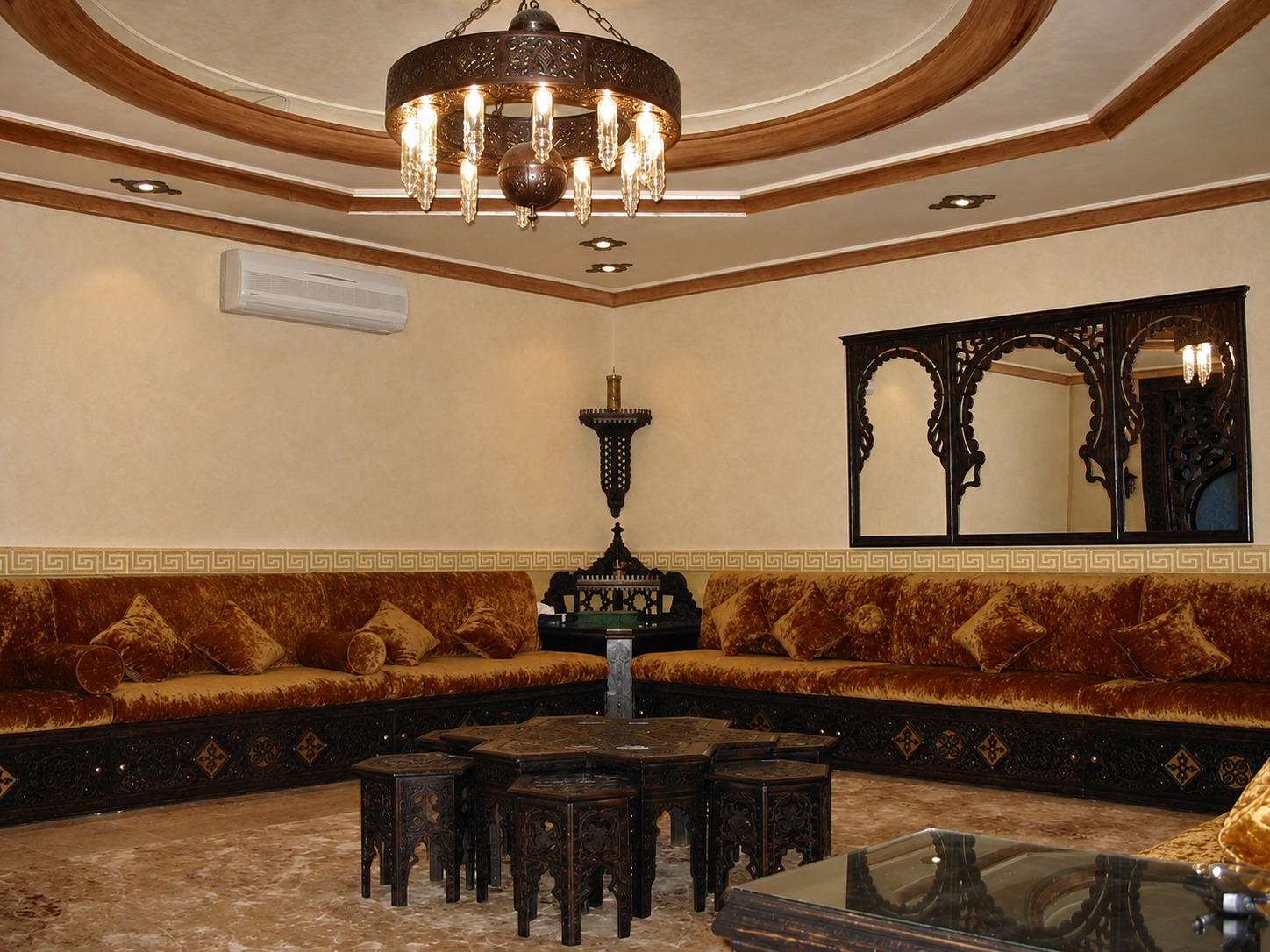 Majlis, woodwork and complete furnishing — image 9