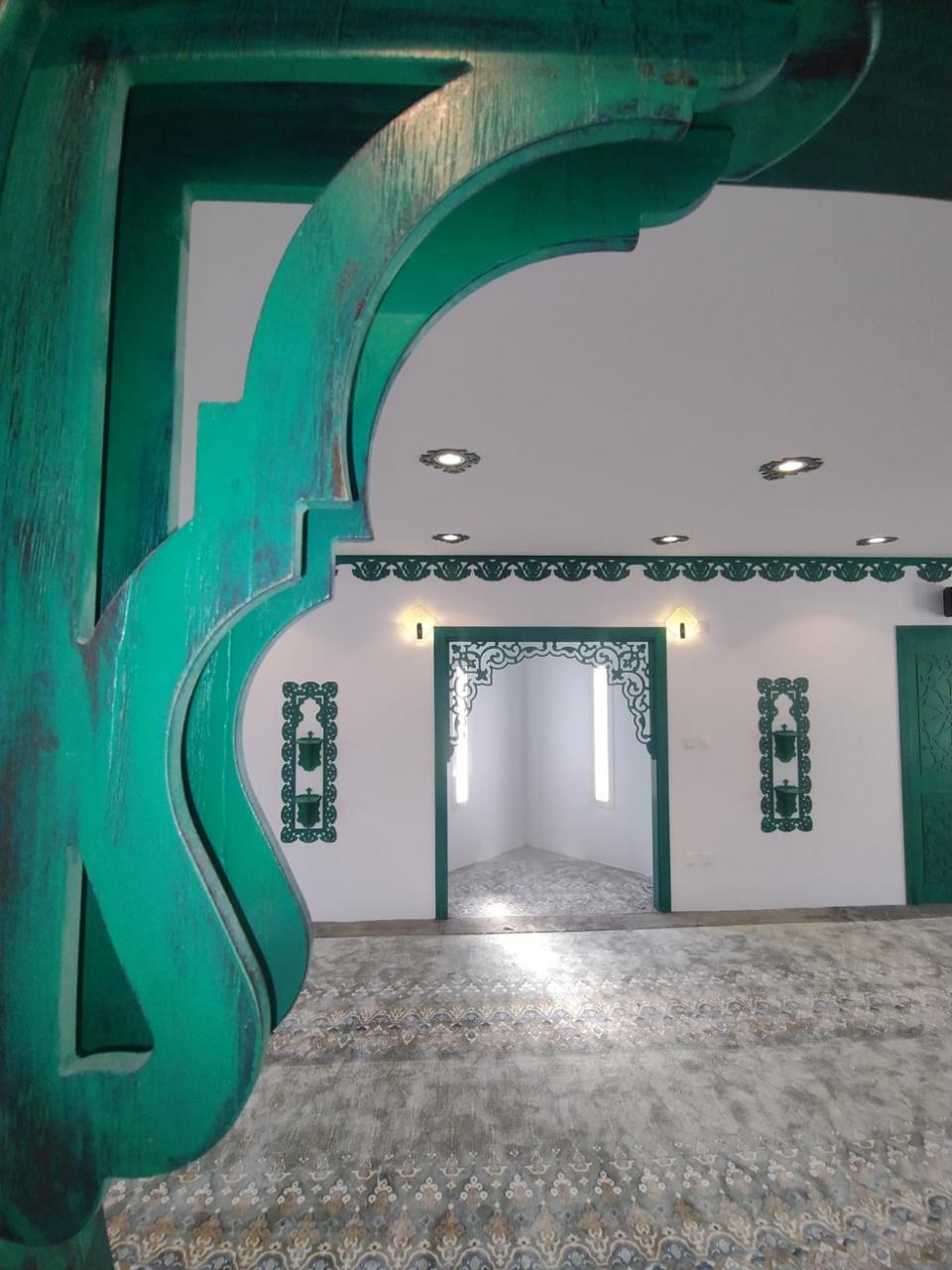 Al-Rubayyi bint Muawwidh Mosque (may Allah be pleased with her) — Close-up of a green wooden frame around an interior opening