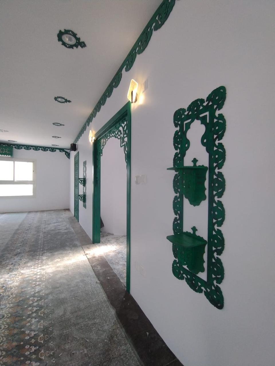 Al-Rubayyi bint Muawwidh Mosque (may Allah be pleased with her) — Green wall ornamentation, shelves and opening frame
