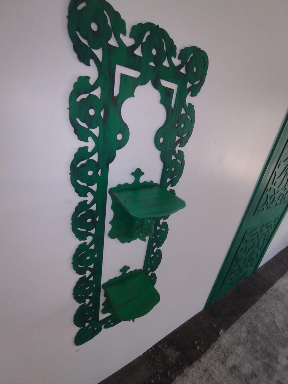 Al-Rubayyi bint Muawwidh Mosque (may Allah be pleased with her) — Close-up of green wall ornamentation and shelves