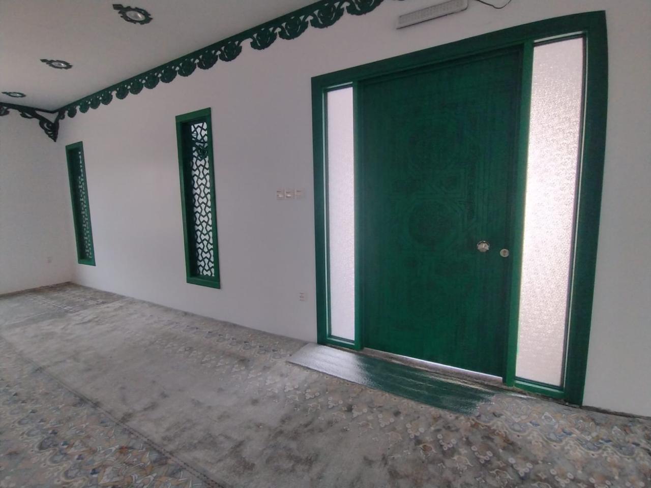 Al-Rubayyi bint Muawwidh Mosque (may Allah be pleased with her) — Green door and side windows with decorative details